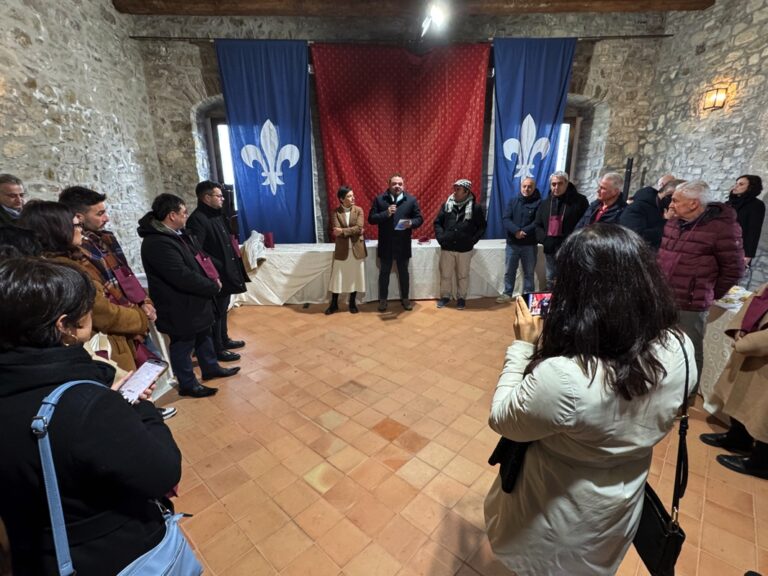 Gruppo di persone in un castello.