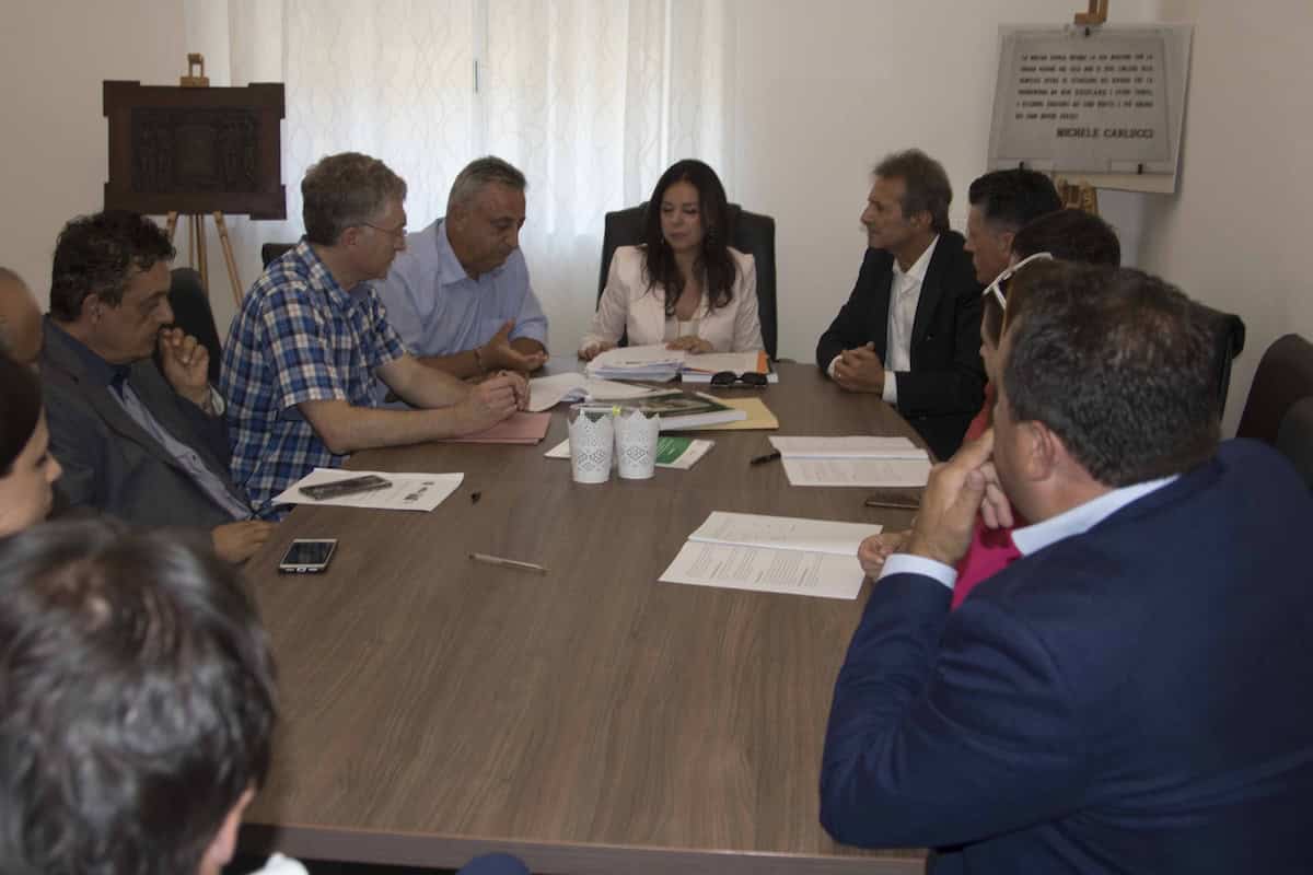 Riunione di lavoro intorno a un tavolo.