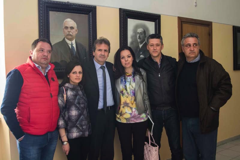 Gruppo di persone in una stanza.