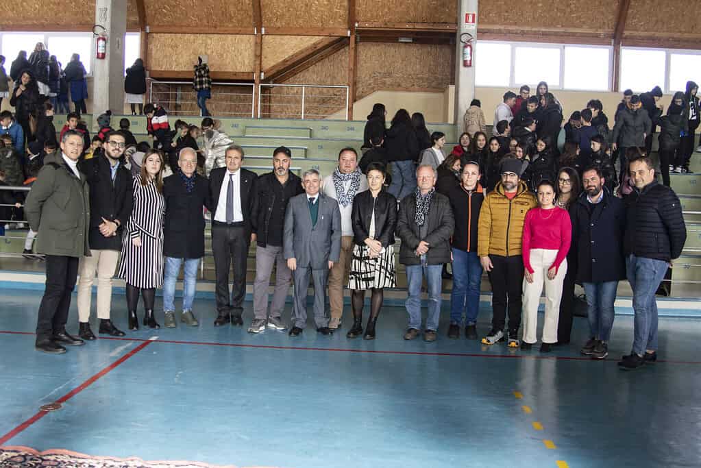 Vite e persone riunite in un evento vitivinicolo a Ruoti, tra degustazioni e cultura del vino.