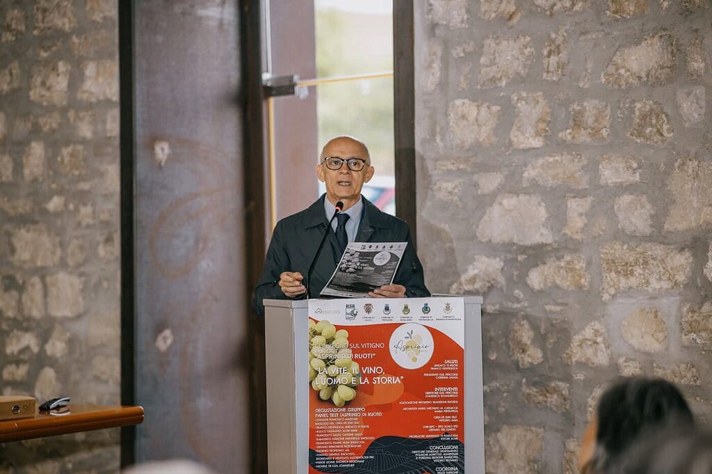 Relatore al convegno sulla vite, vino e storia in un ambiente rustico.